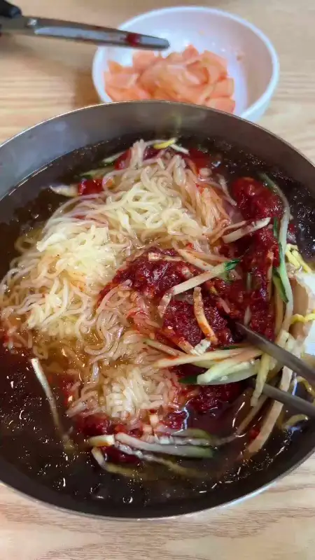 비빔밀면의 먹음직스러운 비주얼