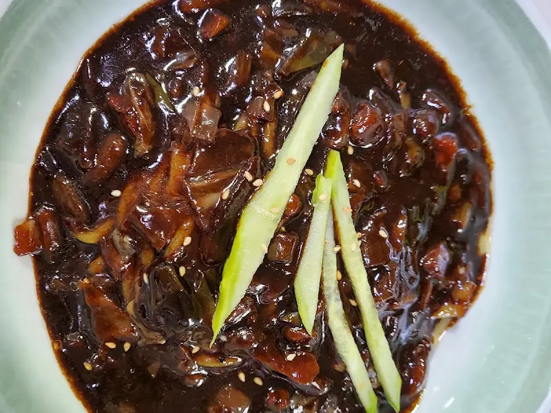 윤기가 흐르는 짜장