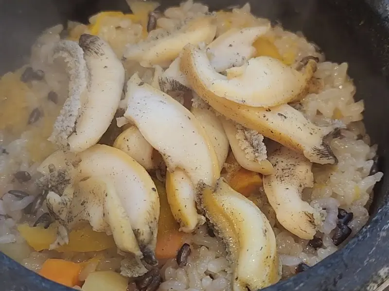 윤기가 흐르는 전복돌솥밥