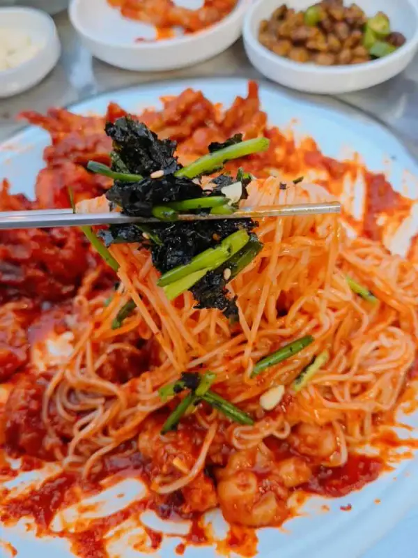 닭발에 소면을 비빈 모습