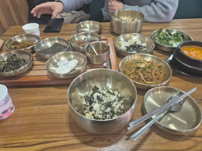 다양한 반찬이 꽉 찬 테이블