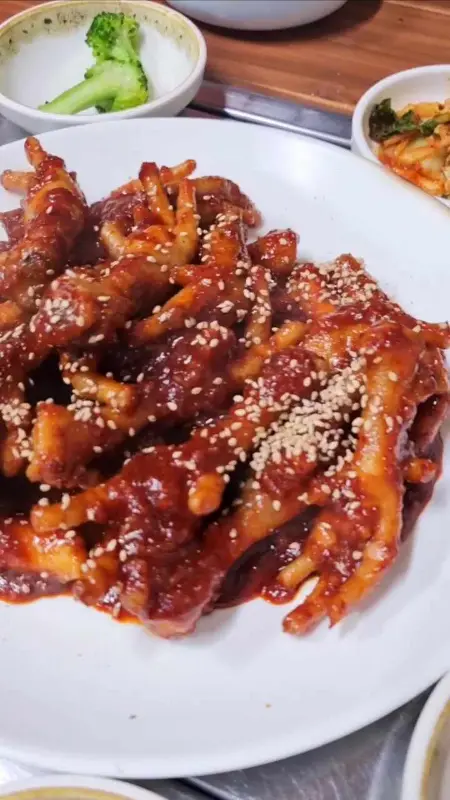 깨가 뿌려진 닭발