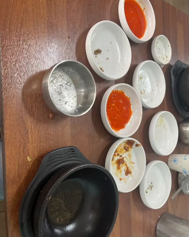 깔끔하게 비워진 반찬 그릇