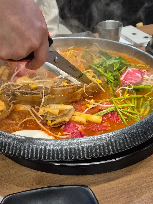 고기 자르는 모습