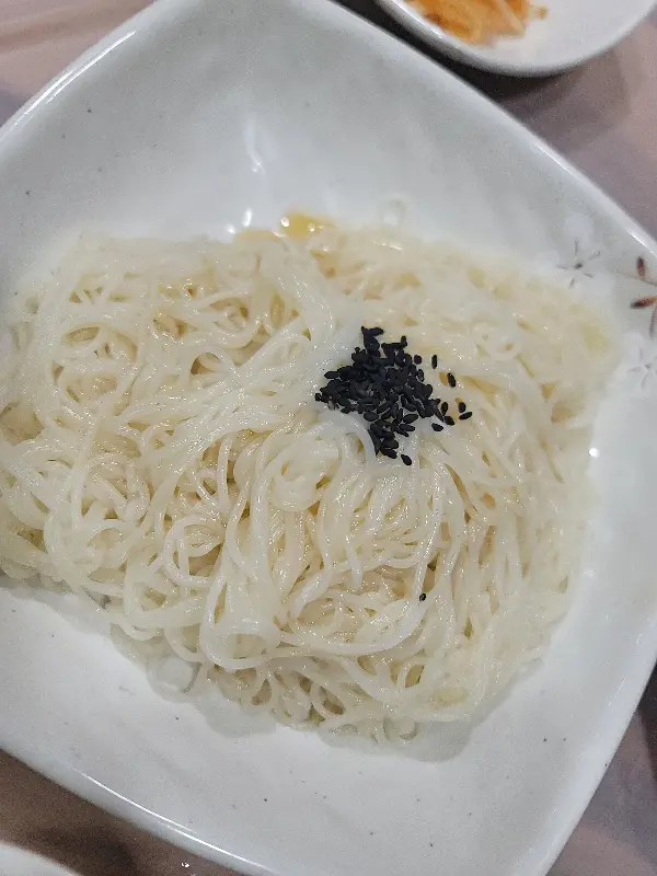 매콤한 양념에 비벼 먹는 소면