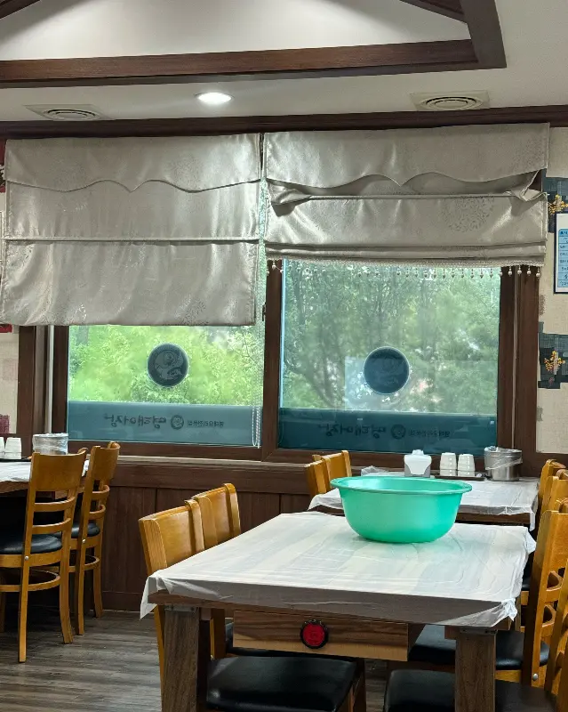 깔끔하고 넓은 매장 내부