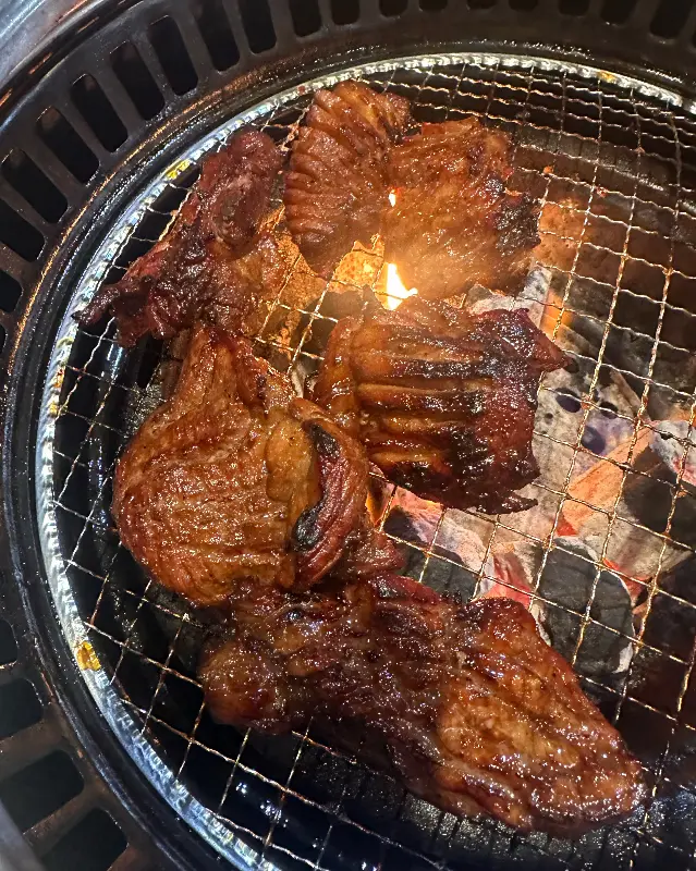 숯불 위에서 익어가는 돼지갈비