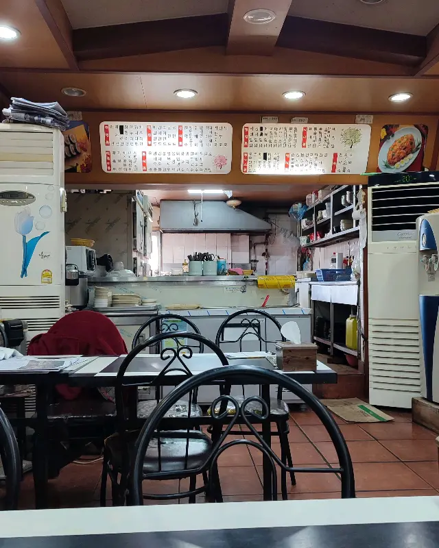 김밥천국 내부