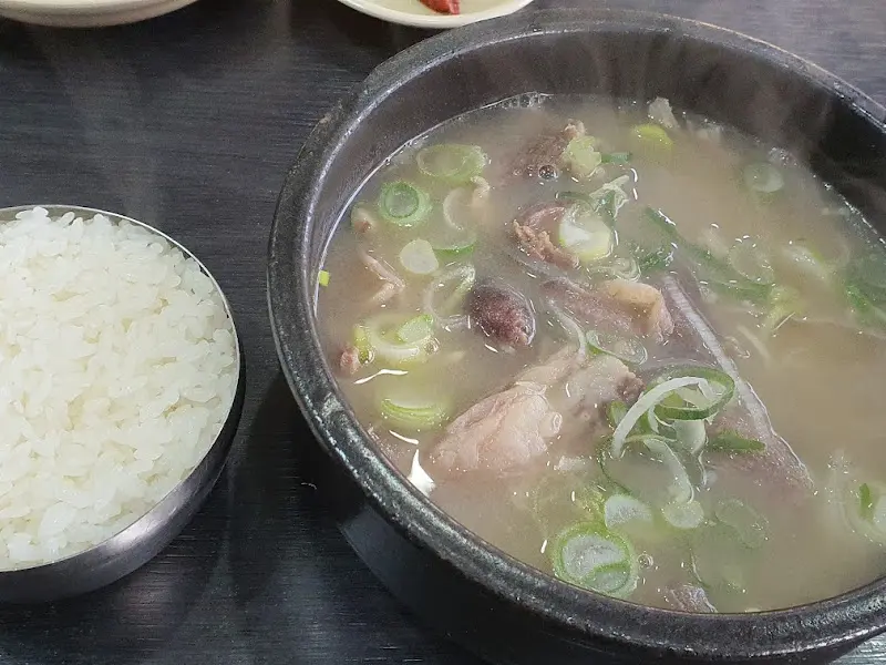 밥이 말아져 나온 소머리국밥