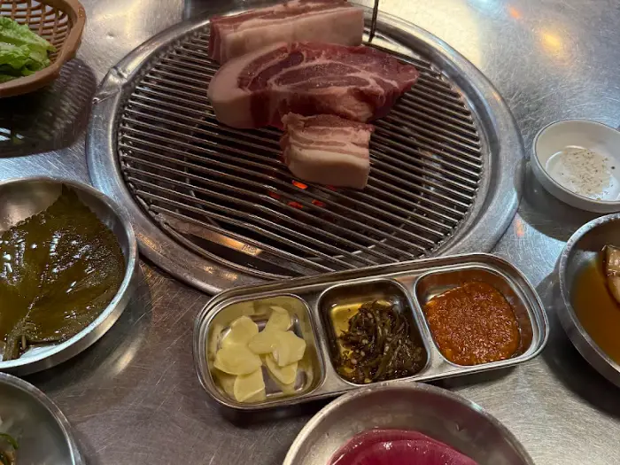 불판 위에서 익어가는 흑돼지