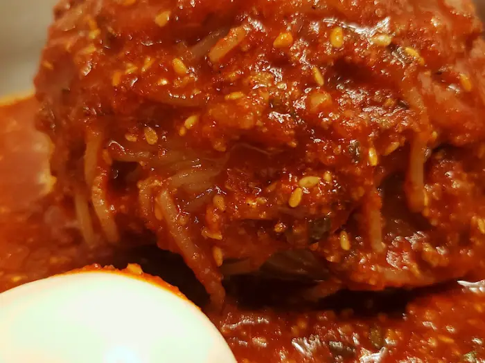 녹두지짐 조각과 계란 노른자