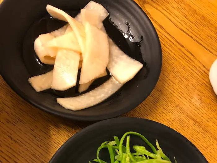 접시에 담긴 얇게 썬 무와 파채