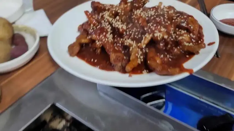 윤기가 흐르는 닭발