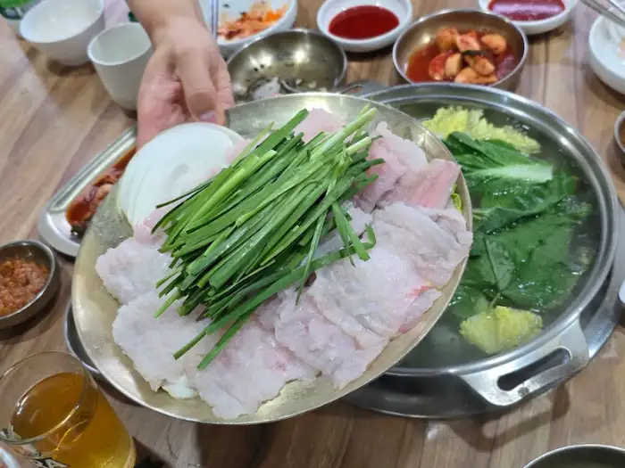 갯장어 샤브샤브에 사용될 신선한 갯장어와 채소