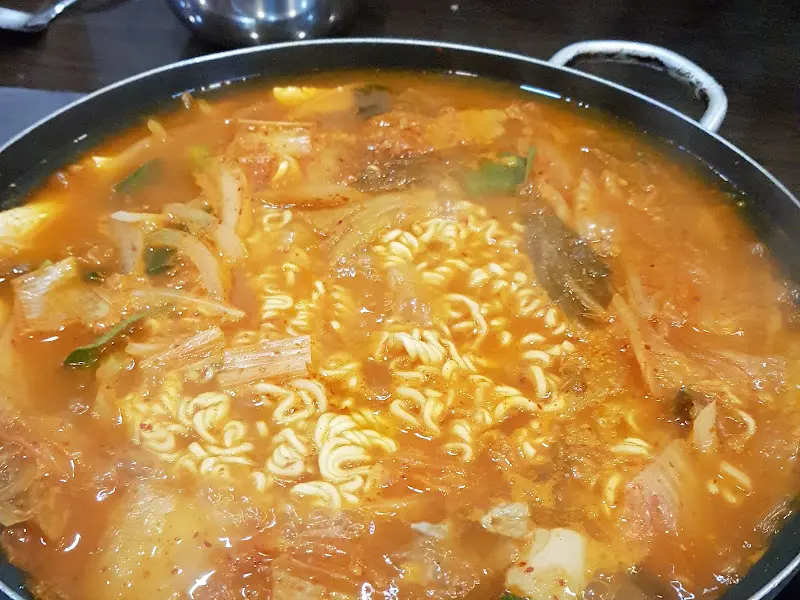 묵은지가 듬뿍 들어간 김치찌개
