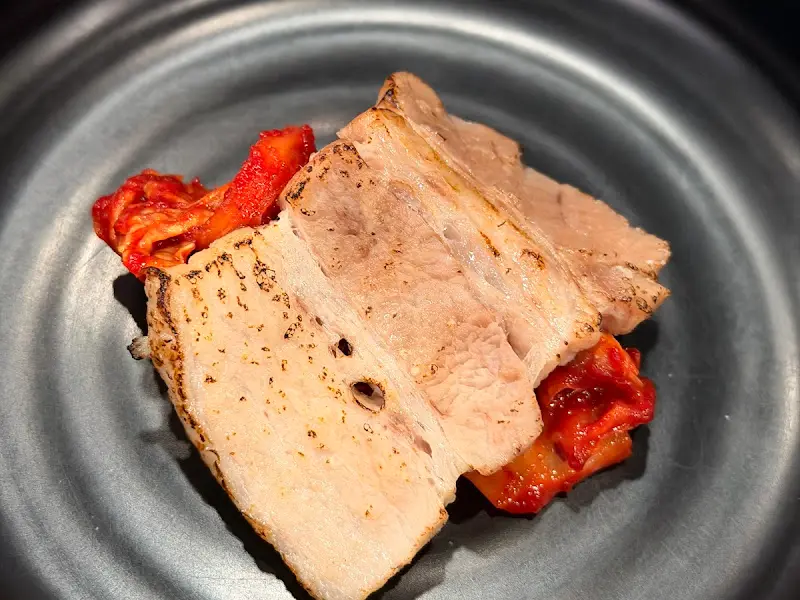 윤기가 좔좔 흐르는 보쌈 한 점