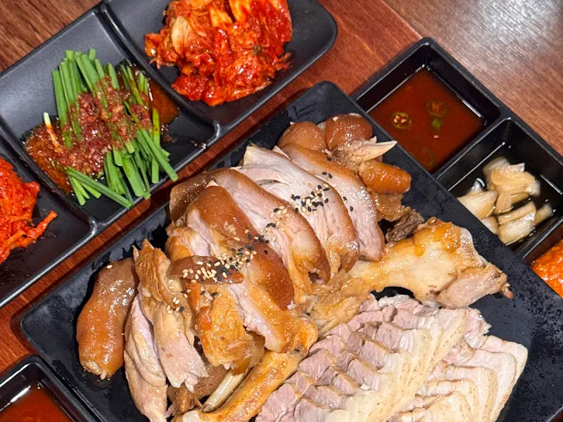 푸짐한 보쌈, 족발 한 상 차림