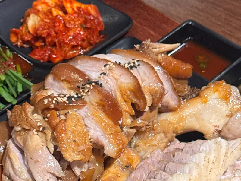 윤기가 좔좔 흐르는 족발