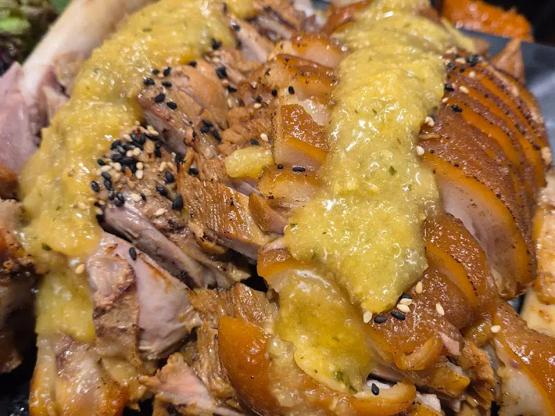 마늘 소스가 듬뿍 올려진 족발