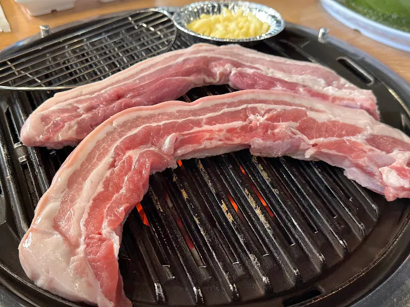 숯불 위에서 익어가는 삼겹살