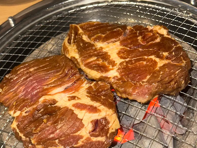 숯불 위에서 구워진 갈비살