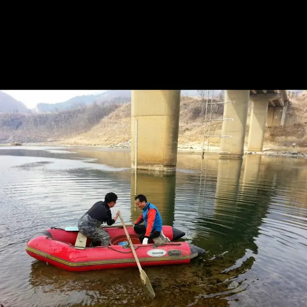 강에서 배를 타는 사람들