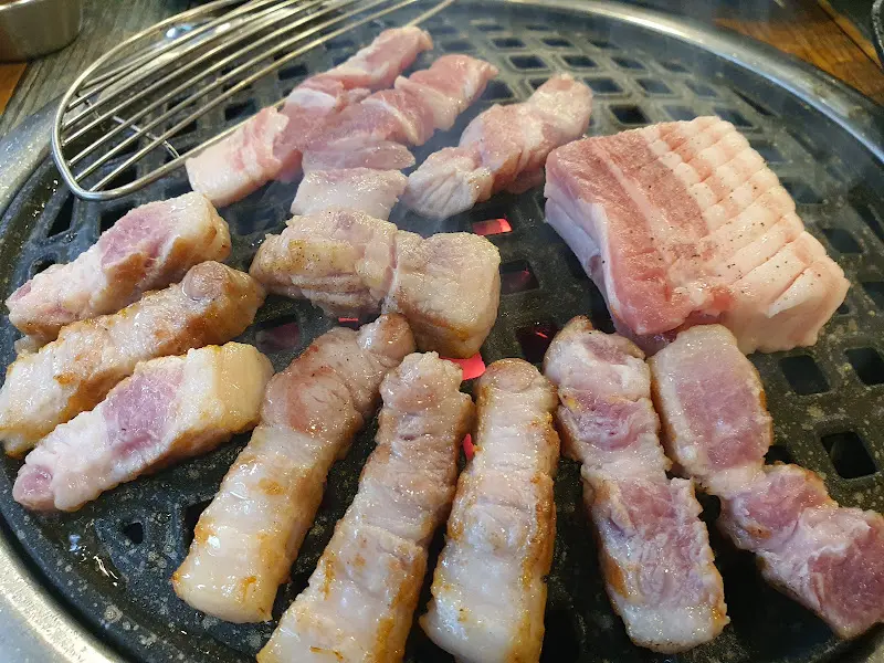 불판 위 익어가는 고기