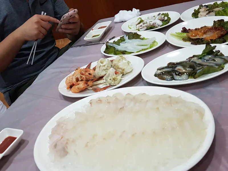 싱싱한 회와 해산물이 가득 차려진 한 상