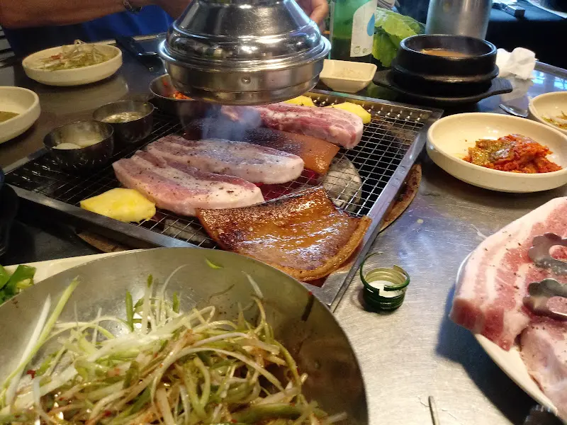 숯불 위에 올려진 돼지고기