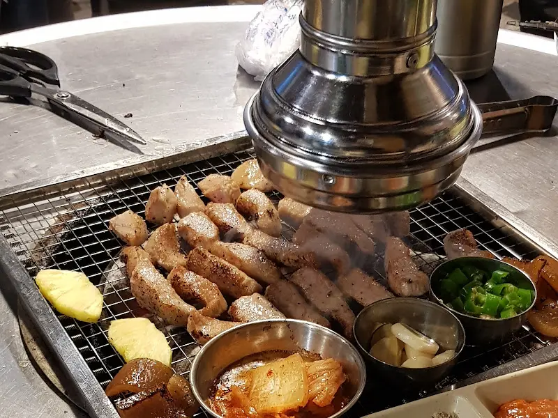 숯불 위에서 익어가는 고기