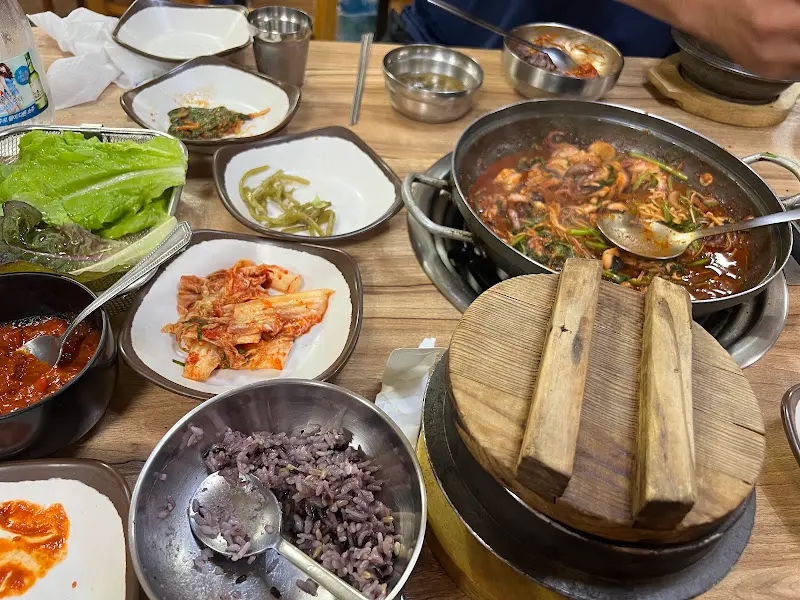 바지락쌈장과 흑미밥 쌈