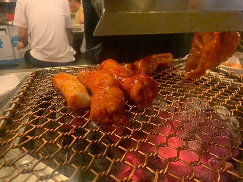 숯불 위에서 익어가는 곱창