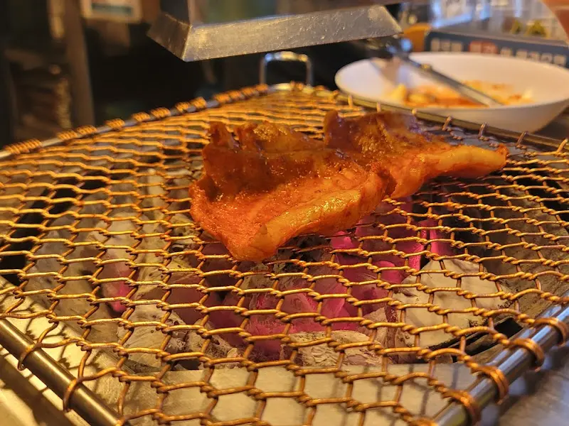 숯불 위에서 곱창이 구워지는 모습