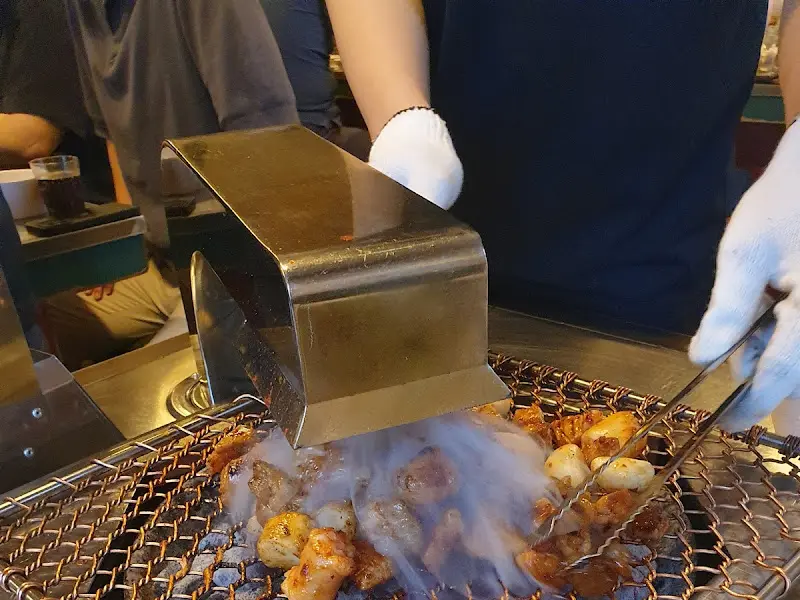 직원분이 곱창을 굽는 모습