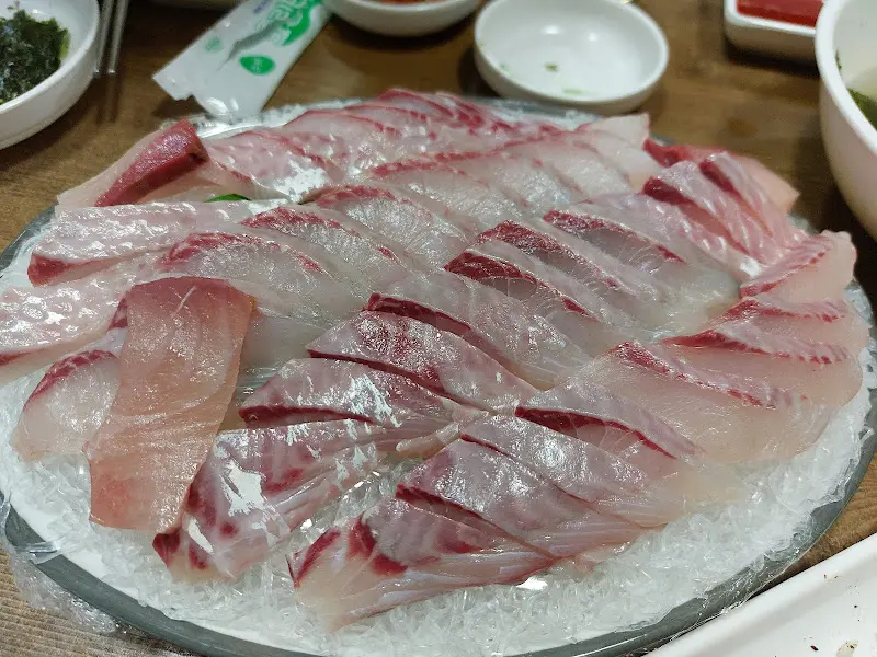 신선함이 눈으로도 느껴지는 도다리회