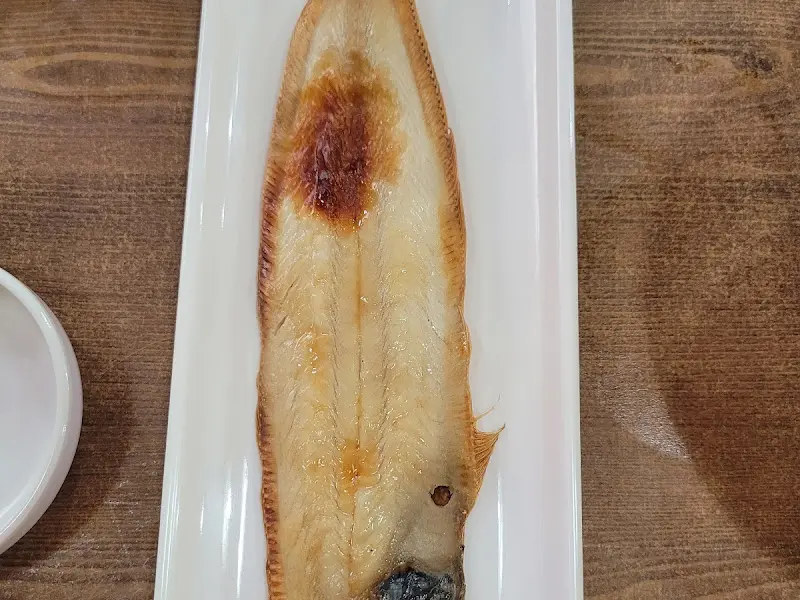 밑반찬으로 제공되는 생선구이