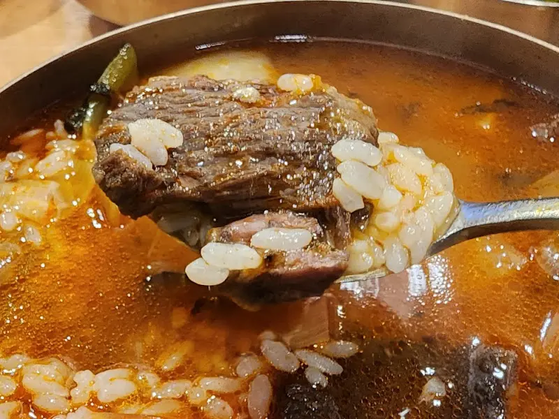 숟가락 위에 고기와 밥