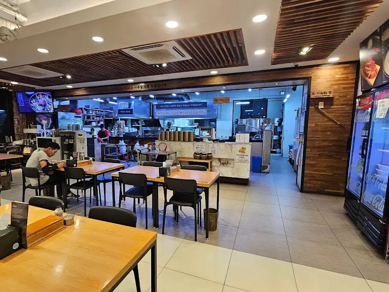 넓고 깔끔한 내부