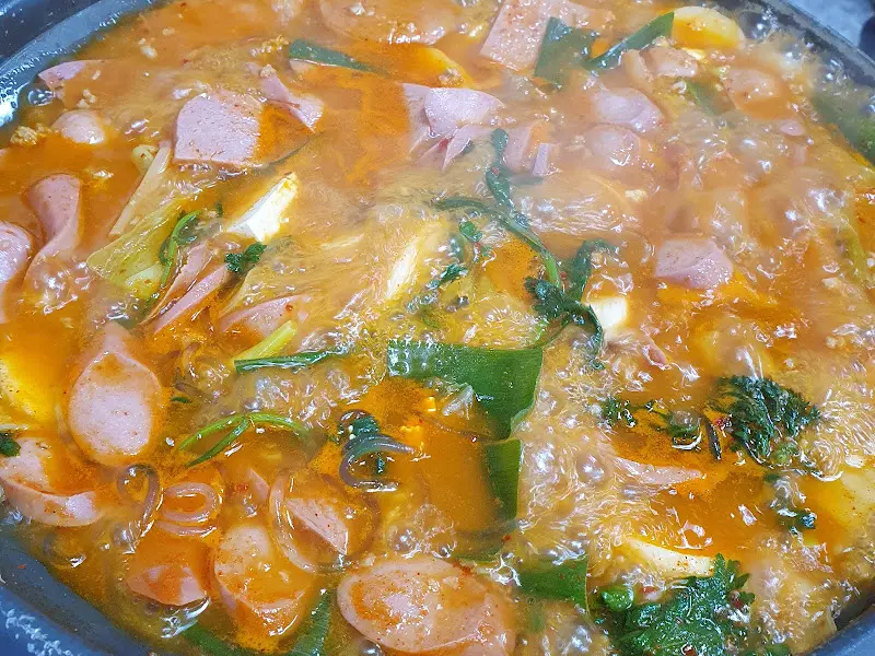 끓고 있는 부대찌개의 클로즈업 샷