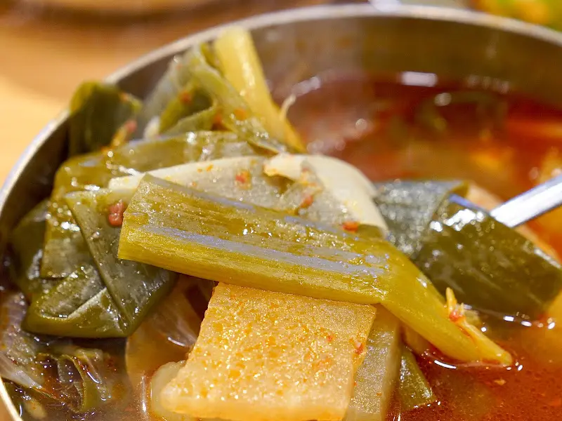 국물 속 무와 대파