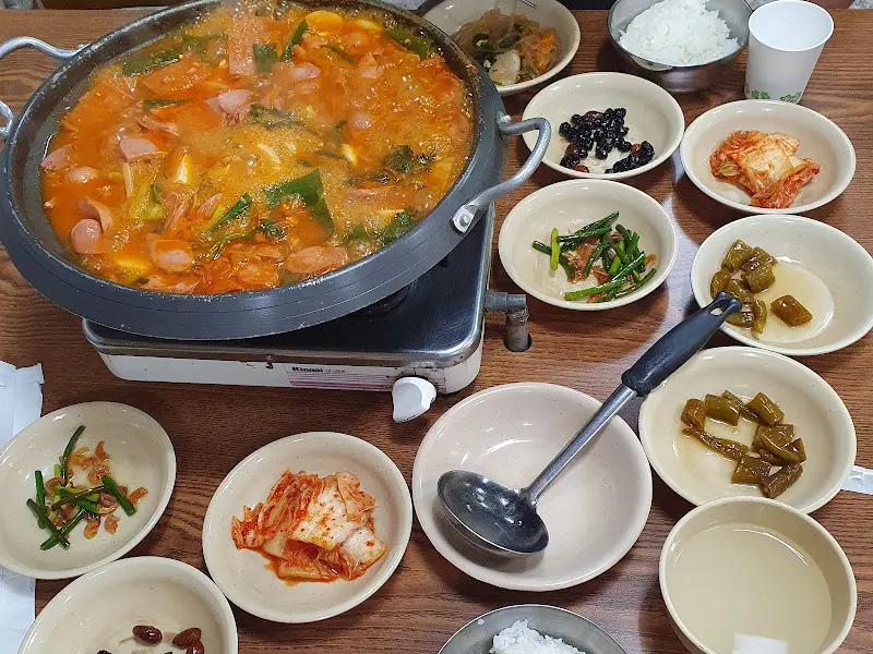 한 상 가득 차려진 부대찌개