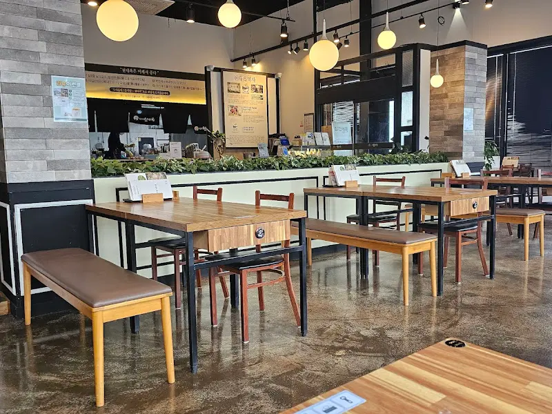 넓고 깨끗한 매장 내부