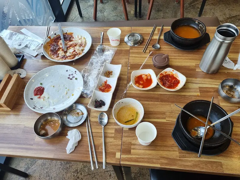 깔끔하게 비워진 테이블