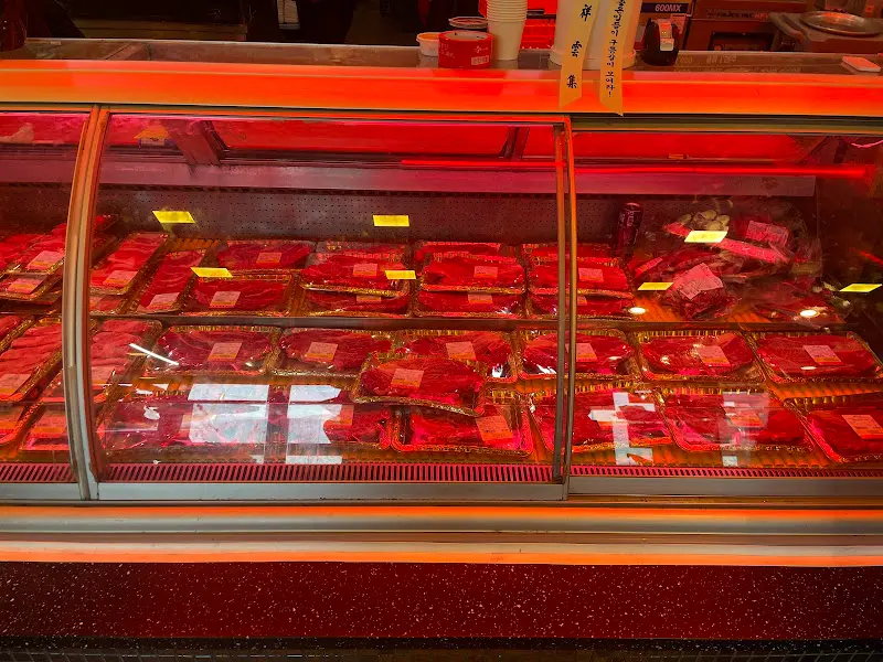 냉장 쇼케이스 안의 신선한 한우