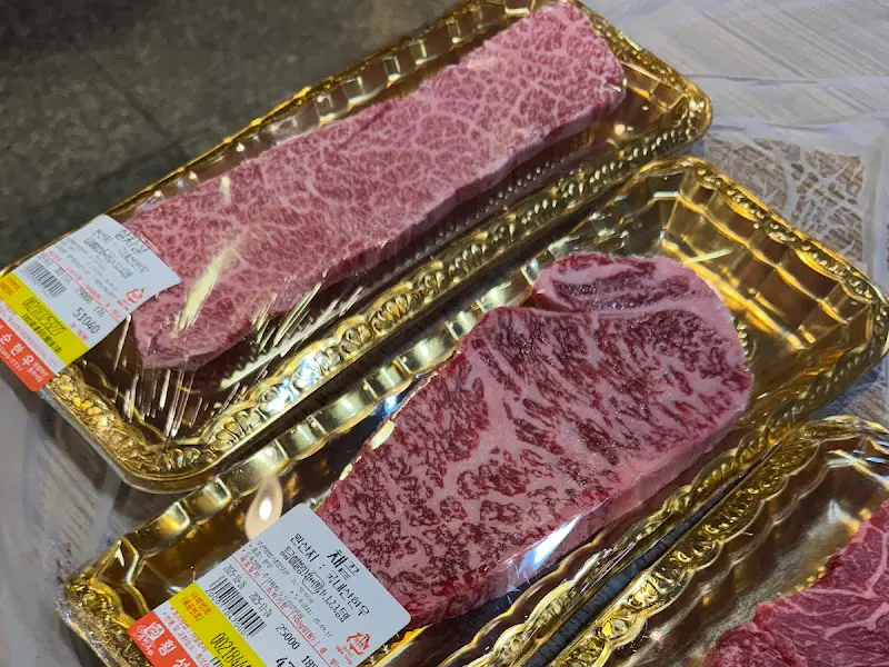 황금색 접시에 담긴 한우