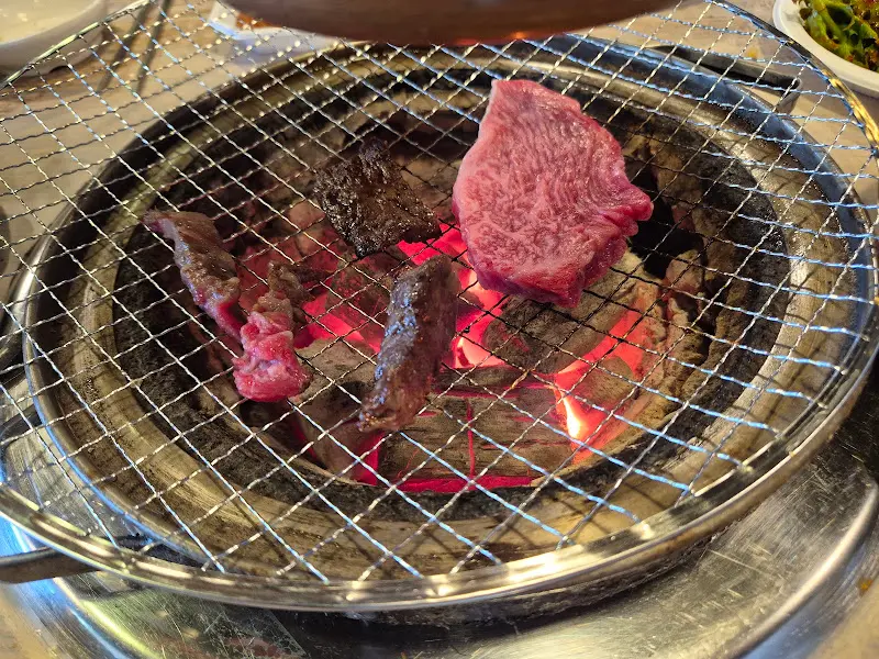 숯불 위에서 구워지는 소고기
