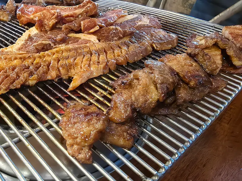 숯불 위에서 맛있게 구워지는 돼지갈비