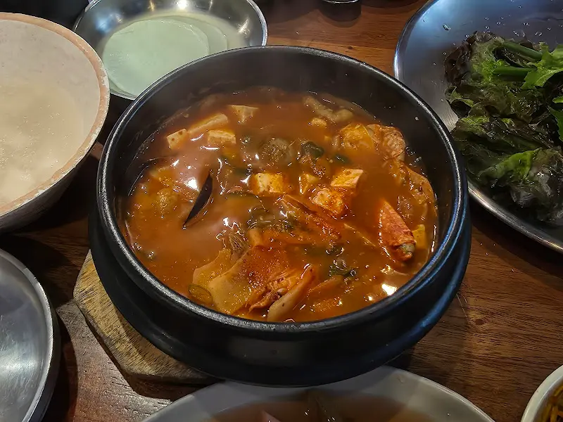 해물이 듬뿍 들어간 된장찌개