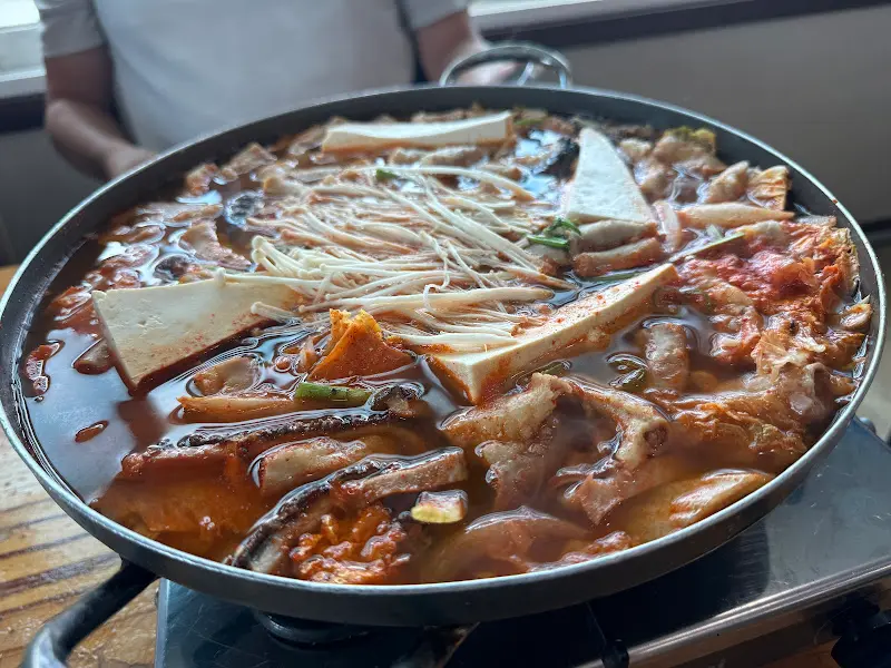 곱창, 버섯, 두부, 야채가 듬뿍 들어간 곱창전골
