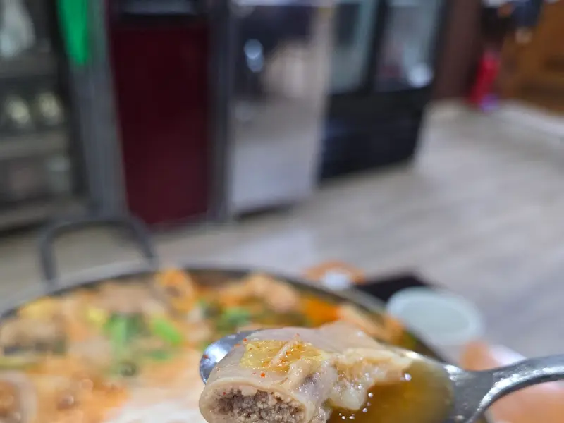 곱창전골 속 곱창 클로즈업